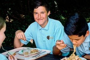 children eating spaghetti