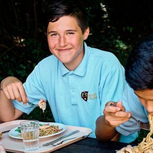 children eating spaghetti